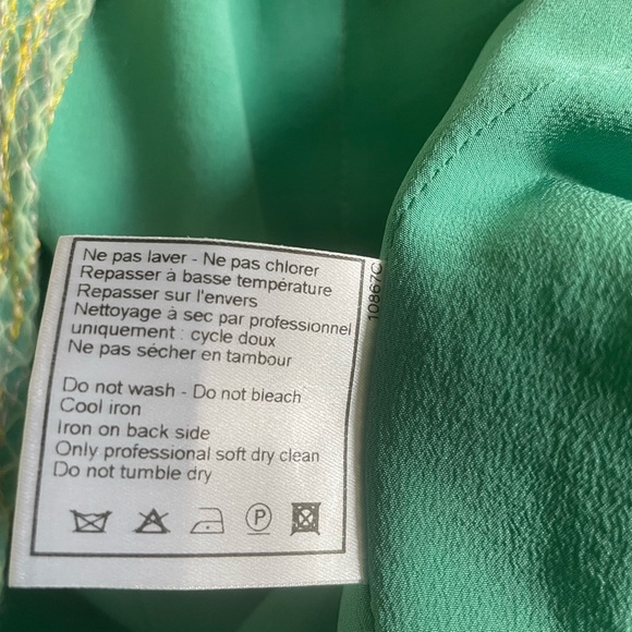 Chanel  blazer. Needs a new home 🤩🥰. I have to take more photo of size etc, - Picture 13 of 14